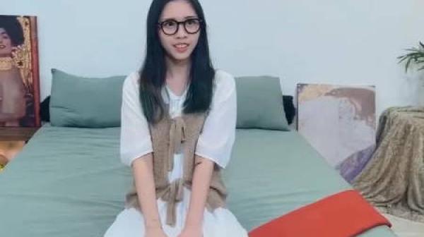 白虎少女梦幻4P精液大乱交